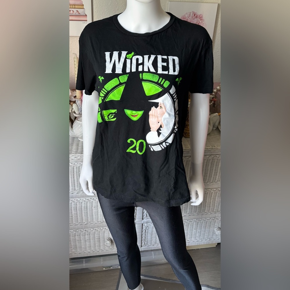 Wicked 20th Anniversary Edition Graphic T-shirt all Cotton Crewneck black Size M